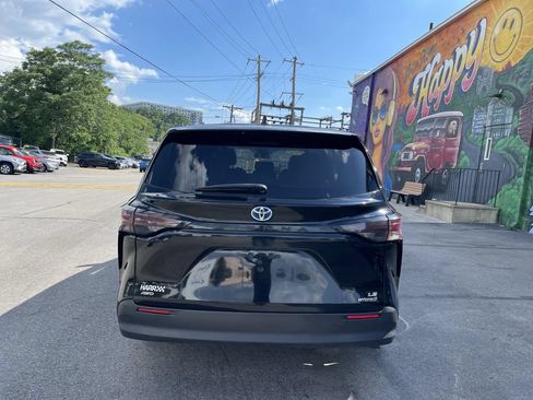 Used 2024 Toyota Sienna LE AWD/4WD image 4