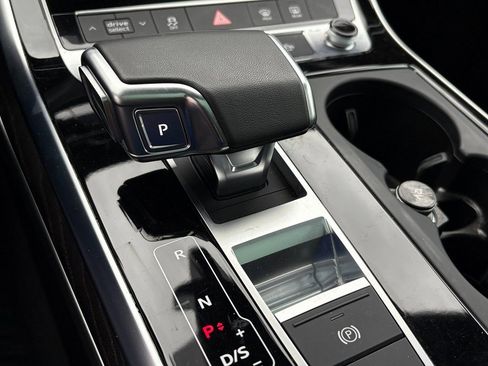 Used 2023 Audi Q8 Premium image 31