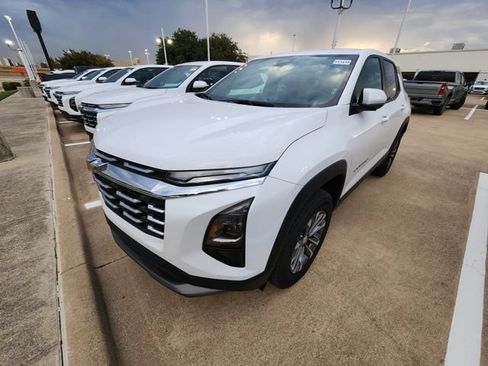 Used 2026 Chevrolet Equinox LT FWD image 3