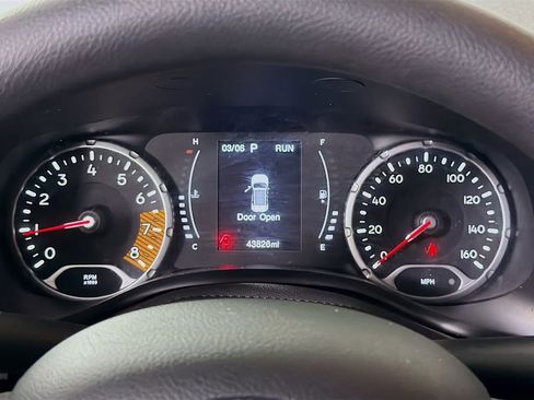 Used 2023 Jeep Renegade Latitude AWD/4WD image 15