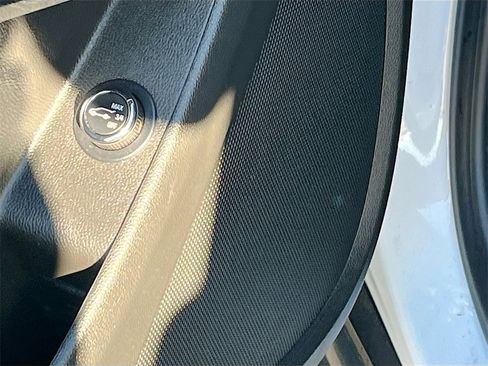 Used 2023 Chevrolet Traverse LT image 18