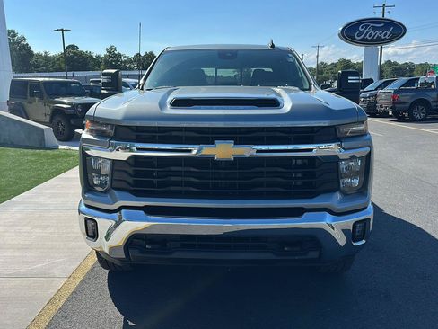 Used 2024 Chevrolet Silverado 2500 LT w/ Convenience Package AWD/4WD image 2