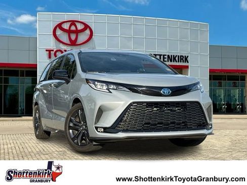Used 2025 Toyota Sienna XSE w/ XSE Plus Package FWD image 1