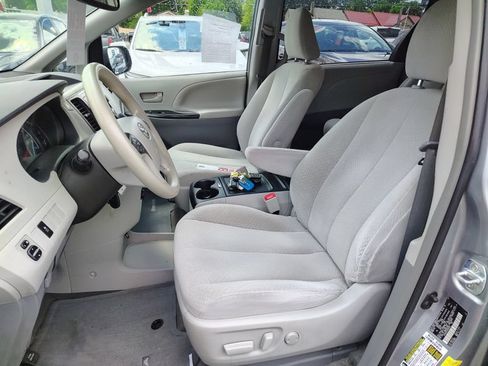 Used 2014 Toyota Sienna LE AWD/4WD image 8