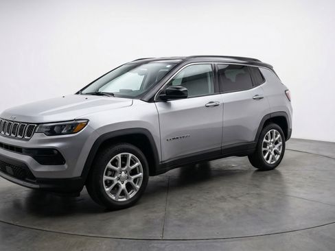Used 2025 Jeep Compass Limited AWD/4WD image 3