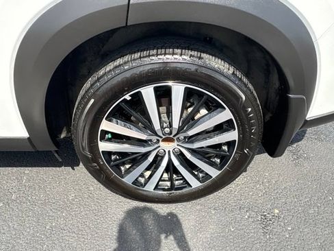Used 2025 Nissan Pathfinder Platinum FWD image 4