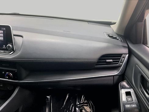 Used 2024 Nissan Rogue S FWD image 18