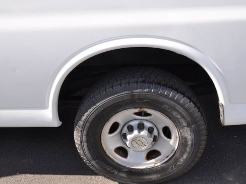 Used 2009 Chevrolet Express 2500 RWD image 18