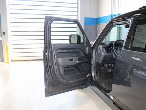 Used 2025 Land Rover Defender 110 X-Dynamic SE image 7