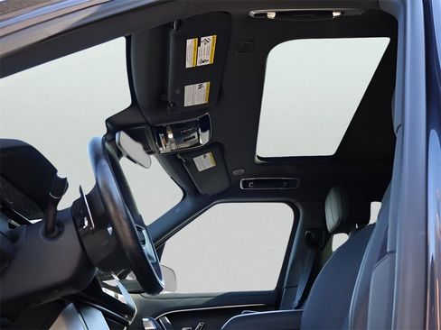 Certified 2025 Land Rover Range Rover SE image 36