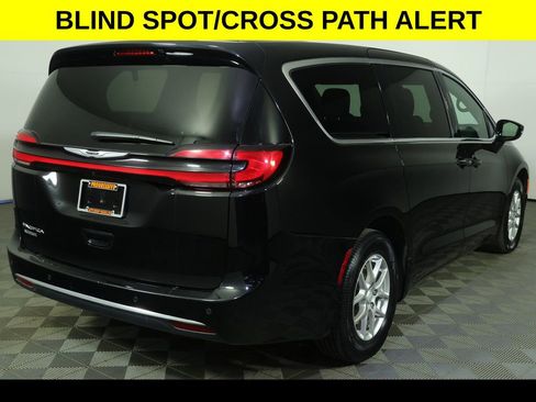 Used 2025 Chrysler Pacifica Select image 9
