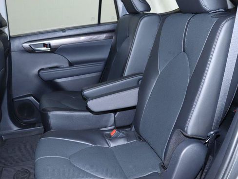 Used 2025 Toyota Highlander Limited AWD/4WD image 25