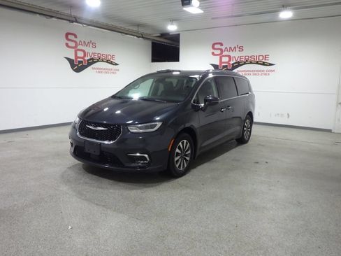 Used 2021 Chrysler Pacifica Touring-L FWD image 1