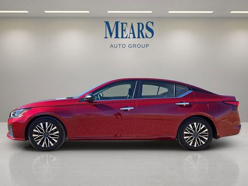 Used 2024 Nissan Altima 2.5 SV image 2