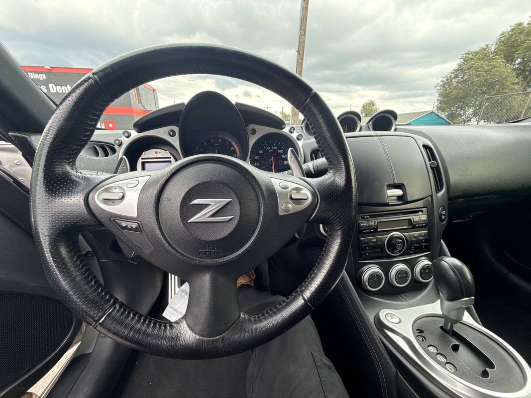 Used 2011 Nissan 370Z Coupe RWD image 28