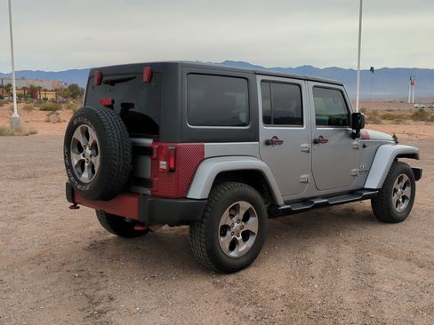 Used 2018 Jeep Wrangler Unlimited Sahara image 3