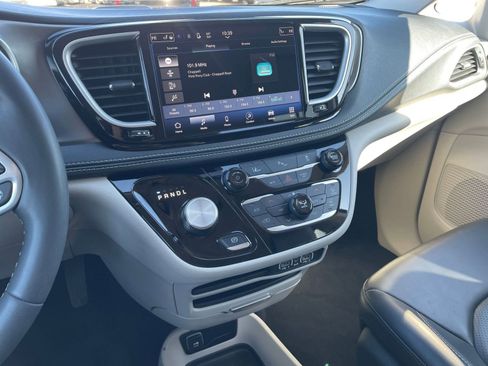 Used 2023 Chrysler Pacifica Touring-L image 17