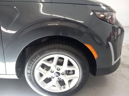 Used 2025 Kia Soul LX w/ LX Technology Package FWD image 3