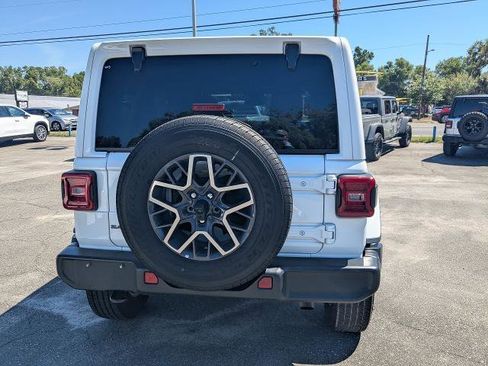 Used 2025 Jeep Wrangler Unlimited Sahara AWD/4WD image 5