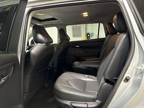 Used 2020 Toyota Highlander XLE AWD/4WD image 23