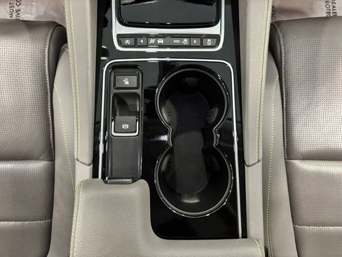 Used 2017 Jaguar F-PACE R-Sport image 28