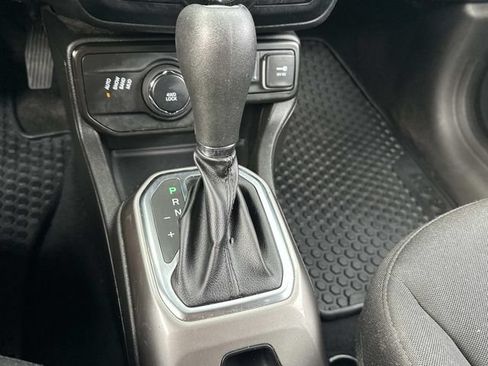 Used 2022 Jeep Renegade Latitude w/ Convenience Group AWD/4WD image 31