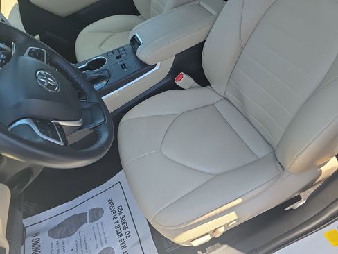 Used 2023 Toyota Highlander XLE FWD image 17