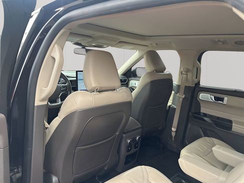 Used 2020 Ford Explorer Platinum w/ Premium Technology Package image 18