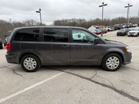 Used 2019 Dodge Grand Caravan SE w/ UConnect Hands-Free Group image 4