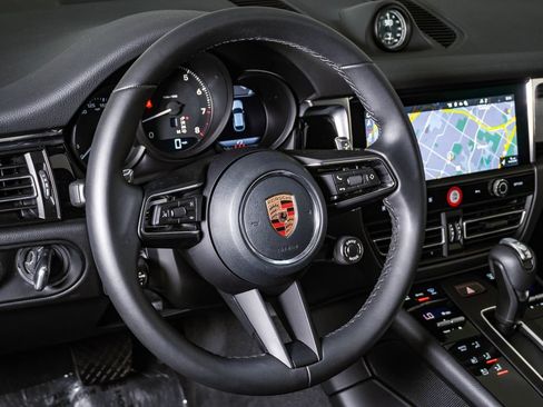 Certified 2026 Porsche Macan AWD/4WD image 18
