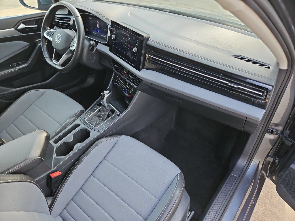 Used 2025 Volkswagen Jetta SE FWD image 31