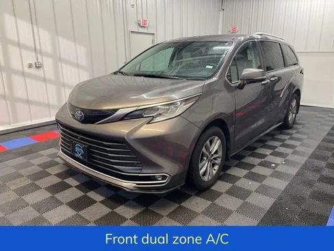 Used 2022 Toyota Sienna Limited image 7