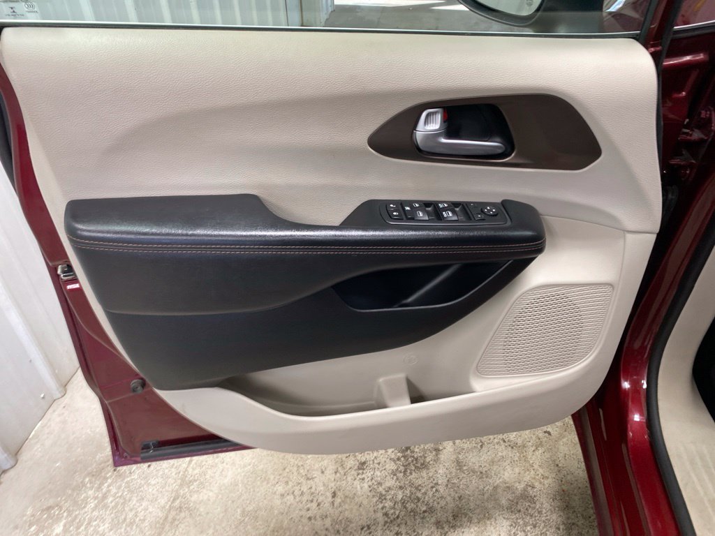 Used 2017 Chrysler Pacifica Touring Plus w/ Tire & Wheel Group FWD image 24