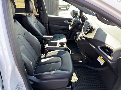 New 2026 Chrysler Voyager LX image 38