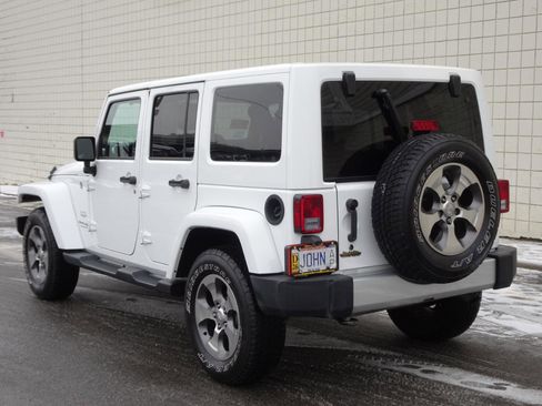 Used 2018 Jeep Wrangler Unlimited Sahara w/ Connectivity Group AWD/4WD image 5