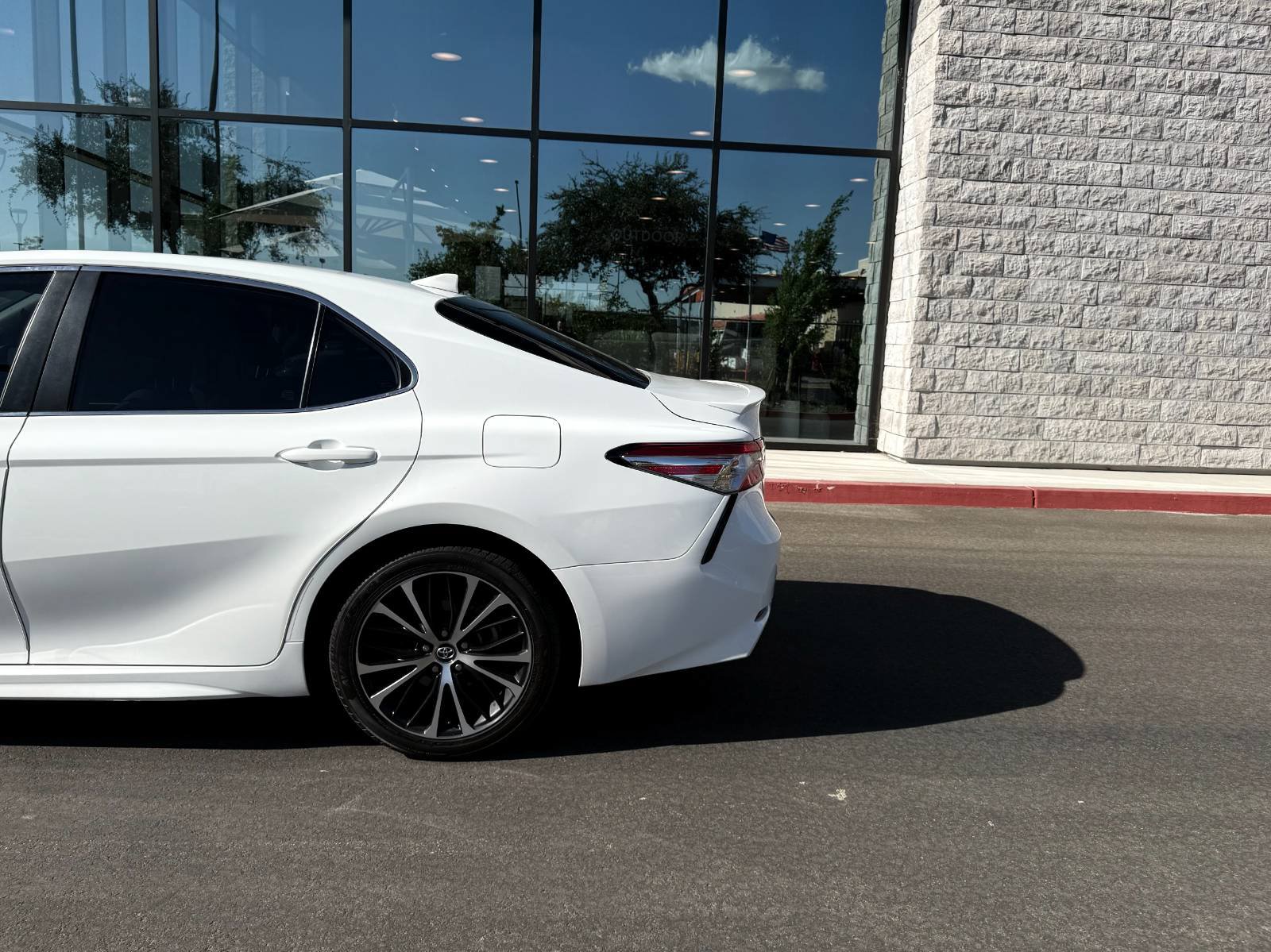 Used 2020 Toyota Camry SE w/ Carpet Mat Package FWD image 12