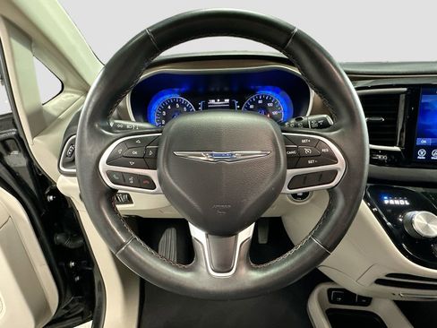 Used 2017 Chrysler Pacifica Touring-L FWD image 12