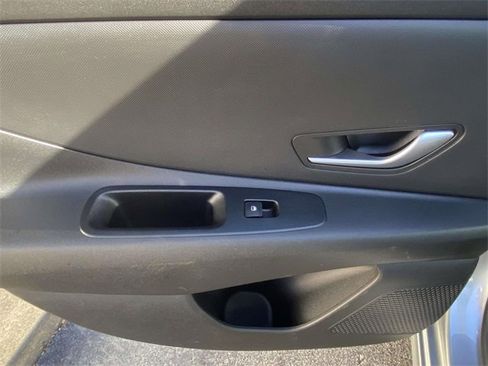 Certified 2023 Hyundai Elantra SE image 11