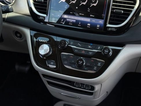 Used 2023 Chrysler Pacifica Touring-L FWD image 28