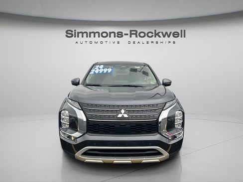 Used 2024 Mitsubishi Outlander SE image 1