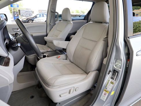 Used 2015 Toyota Sienna XLE image 14