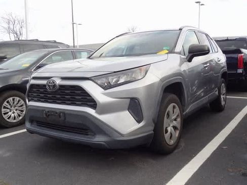 Used 2020 Toyota RAV4 LE image 1