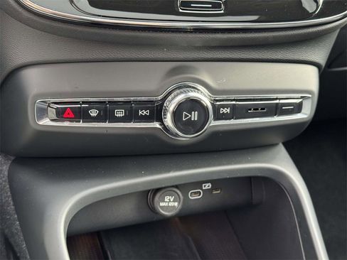 Used 2025 Volvo XC40 B5 Plus image 26