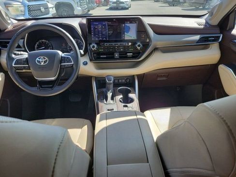 Used 2020 Toyota Highlander Limited image 21
