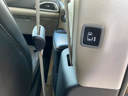 Used 2024 Chrysler Pacifica Limited FWD image 36