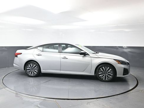 Used 2024 Nissan Altima 2.5 SV FWD image 3