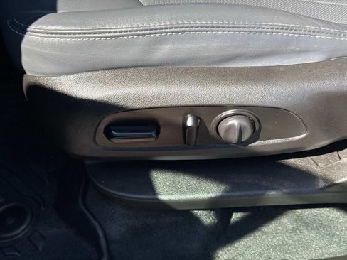 Used 2021 Buick Enclave Essence FWD image 31