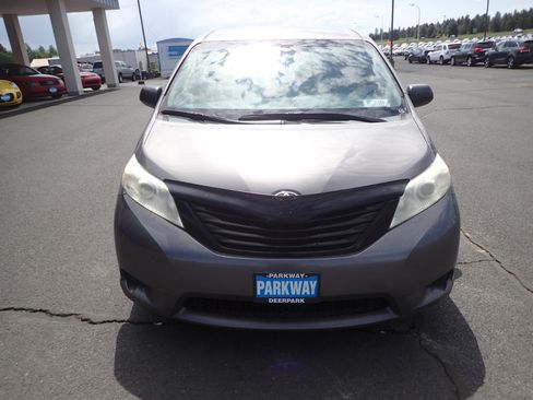 Used 2015 Toyota Sienna L image 8