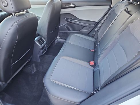 Certified 2022 Volkswagen Taos SE w/ Panoramic Sunroof Package image 31