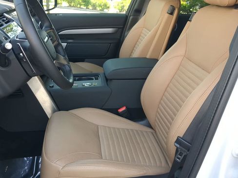 Used 2025 Land Rover Discovery Dynamic SE AWD/4WD image 16